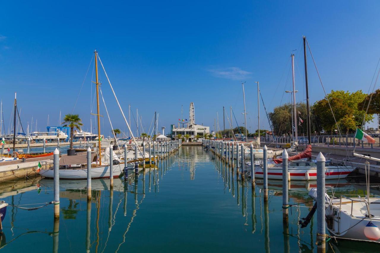 Marina Centro Suite Rimini Bagian luar foto